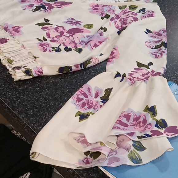 Banded beautiful blouse with flowing sleeves and lace v in back - Picture 3 of 4